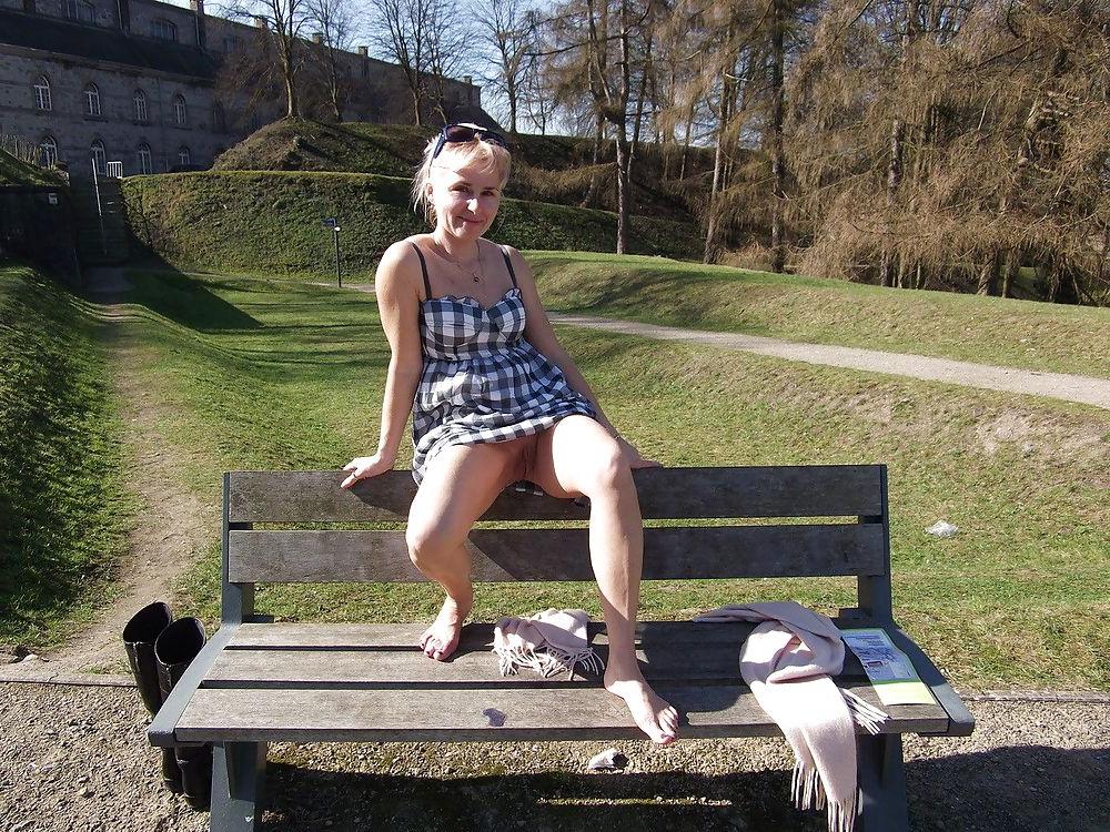 25P Amateur mature showing outdoors with out panties