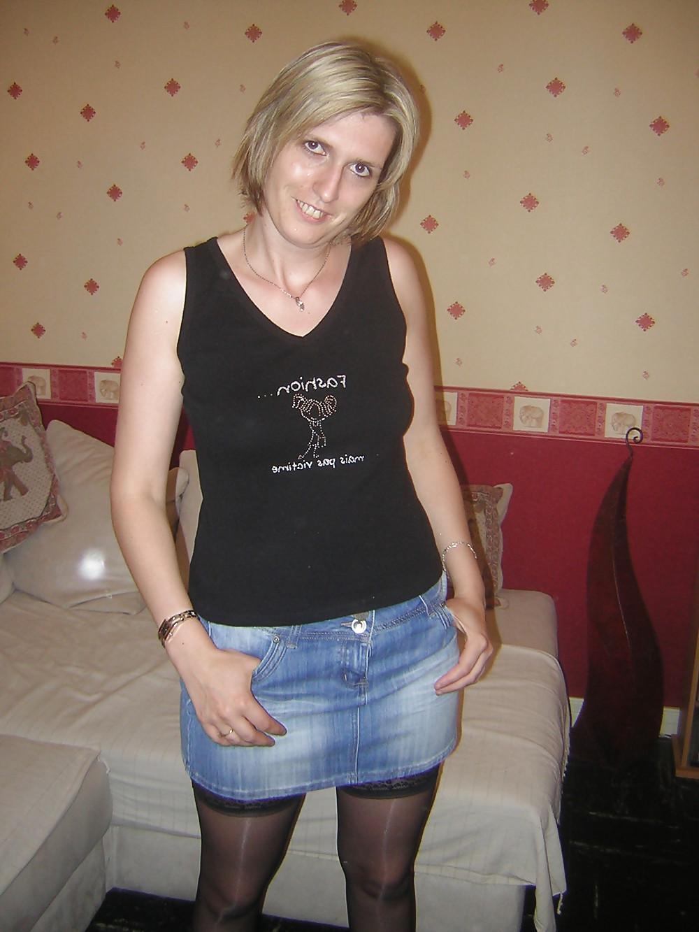 22P French amateur do strip and sexy pose