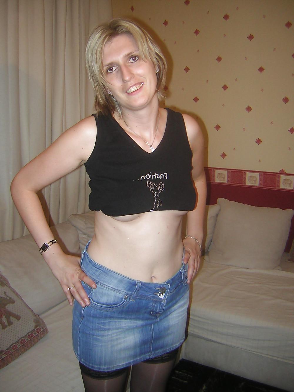 22P French amateur do strip and sexy pose