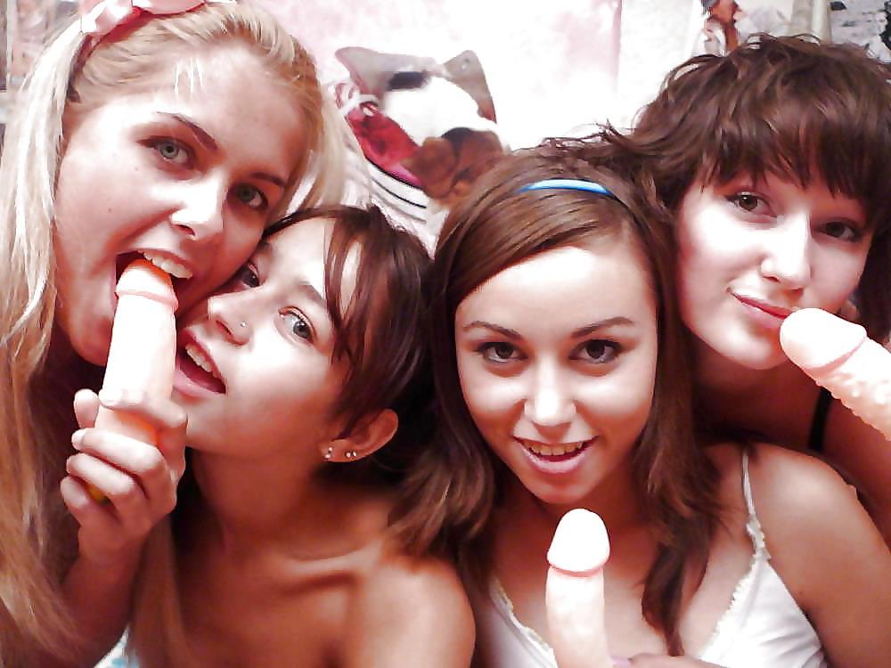 24P AMATEUR GIRLS LOVE TOYS