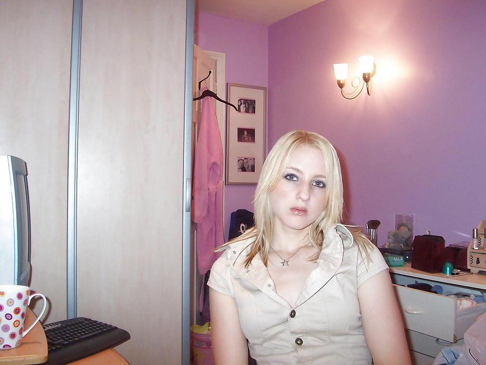 25P Amateur Teen Blonde in Bedroom