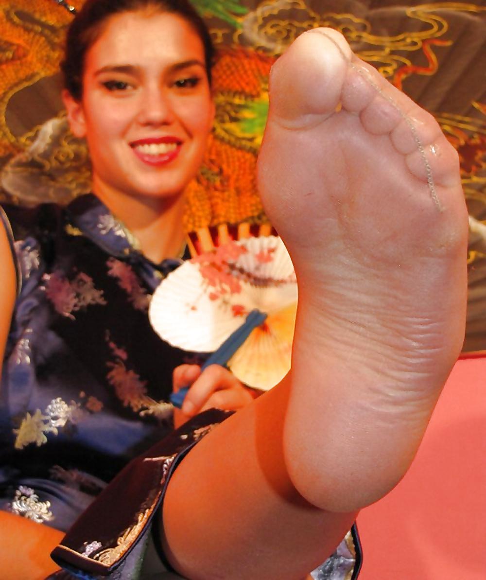 25P Amateur Girls in Nylon Feet Posing 3