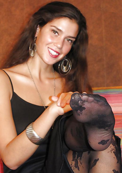 25P Amateur Girls in Nylon Feet Posing 3
