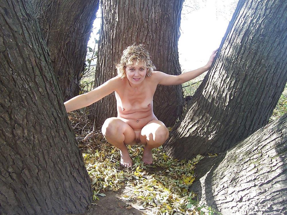 25P Amateur mature showing outdoors naked(2)