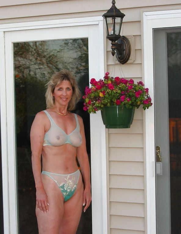 25P Only the best amateur mature ladies.70