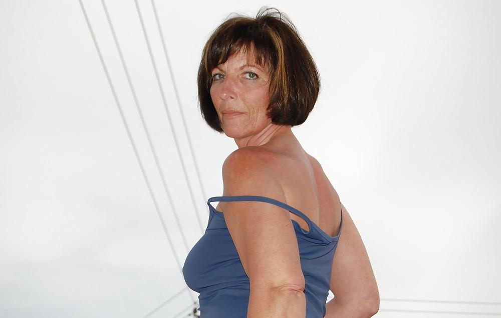 25P AMATEUR  MATURE LADY (PRIVATE)