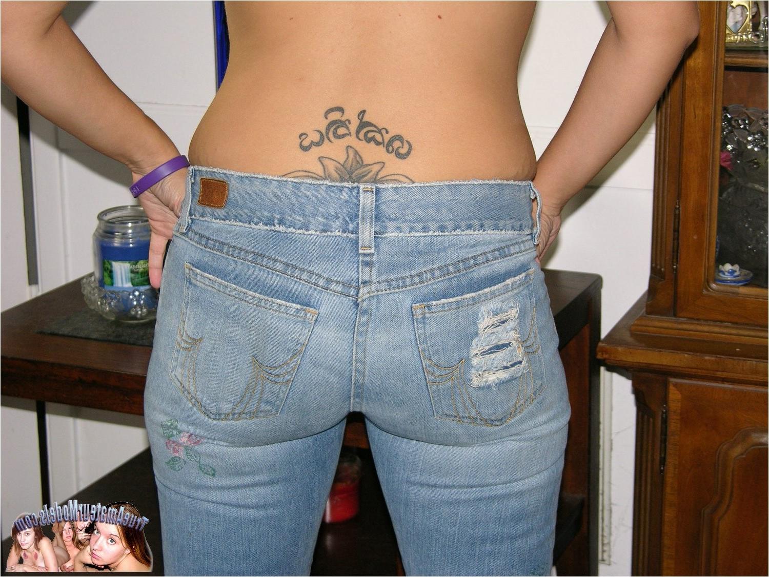 10P Amateur Chick Modeling Nude And Spreading Butthole Apart