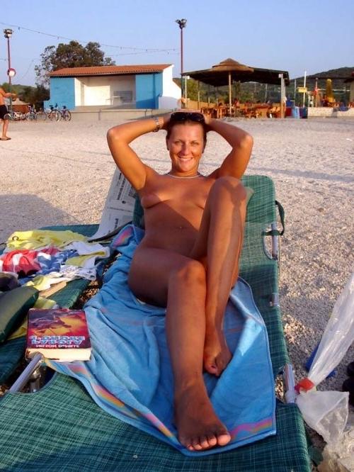 15P Real amateur milfs showing off