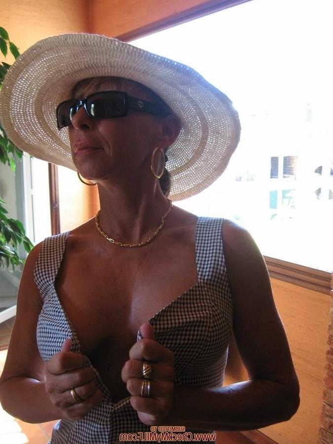 15P Mature amateur whore posing