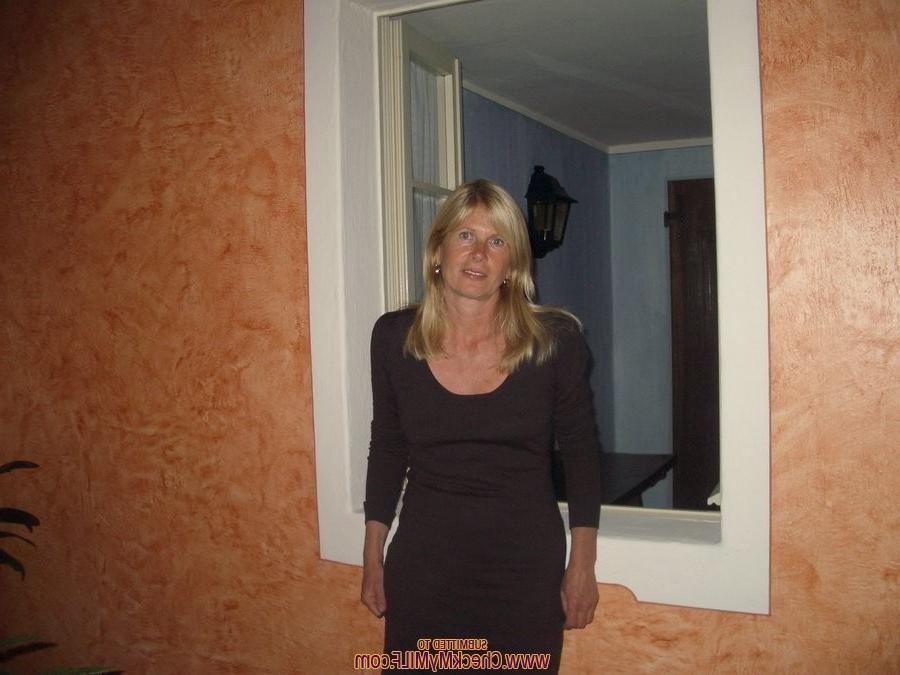 15P Mature amateur whore posing