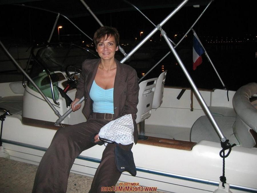 15P Amateur milf showing her big boobs