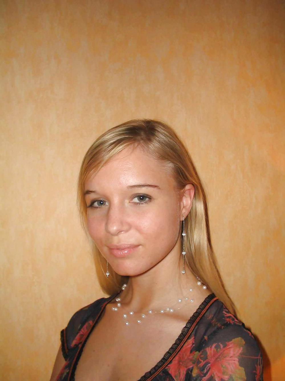 25P BLONDE AMATEUR GIRL SHOWS HER PRETTY LEGS, SUCKS & FUCKS