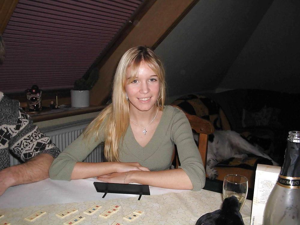 25P BLONDE AMATEUR GIRL SHOWS HER PRETTY LEGS, SUCKS & FUCKS