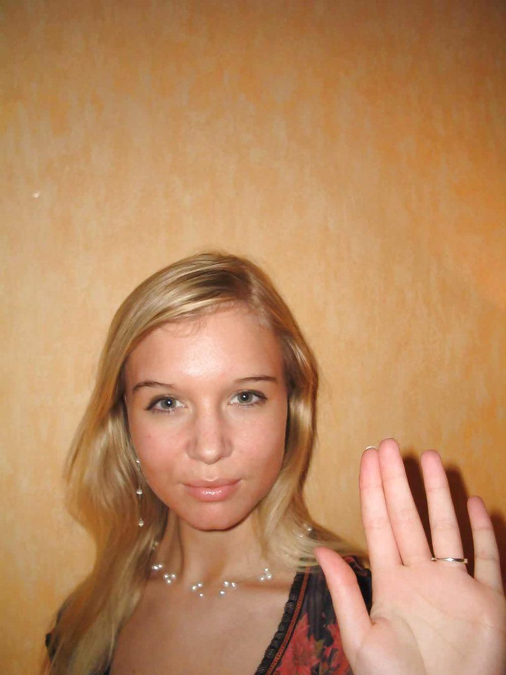 25P BLONDE AMATEUR GIRL SHOWS HER PRETTY LEGS, SUCKS & FUCKS