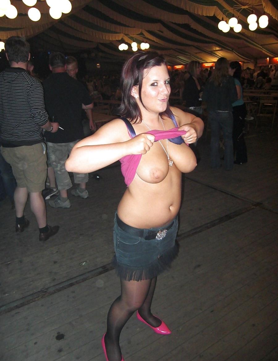 25P Flashing amateur girl with great tits