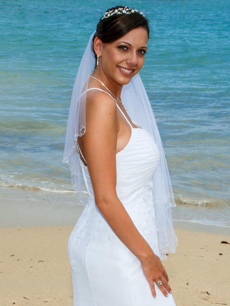 25P Young wife exposed