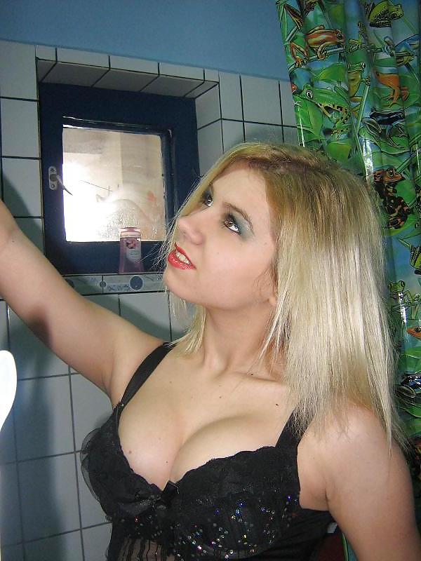 12P Sexy amateur blond teen with sexy legs
