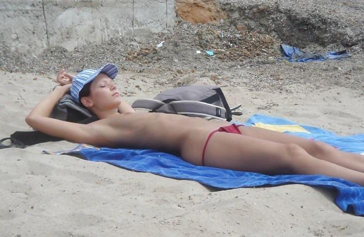25P Topless Beach Amateur Girls