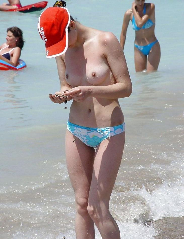 25P Topless Beach Amateur Girls