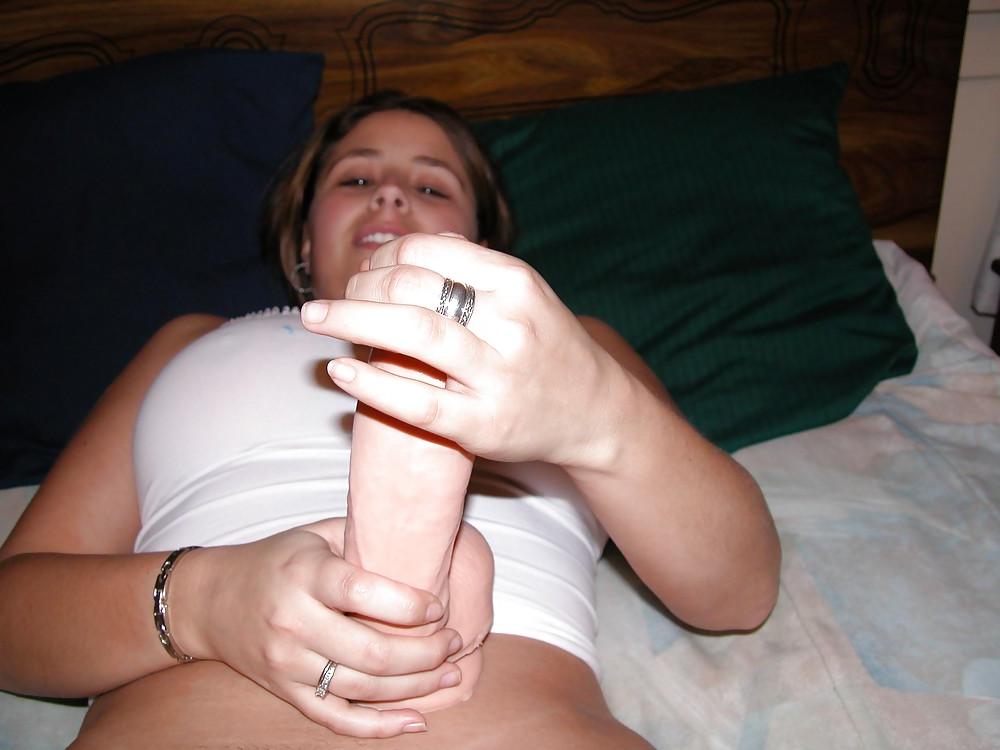 25P AMATEUR SLUT AND HER BIG DILDO