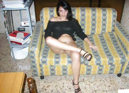 19P Amateur Slut shows her Pussy 