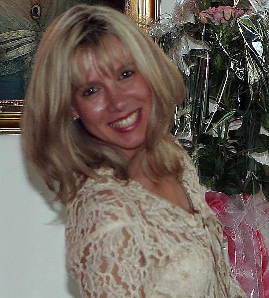 14P Nude Amateur Milf Posing With Black Stockings