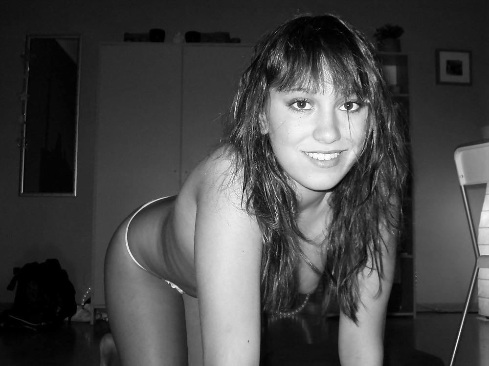 25P Pretty & Hot German Amateur Teeny Natalie