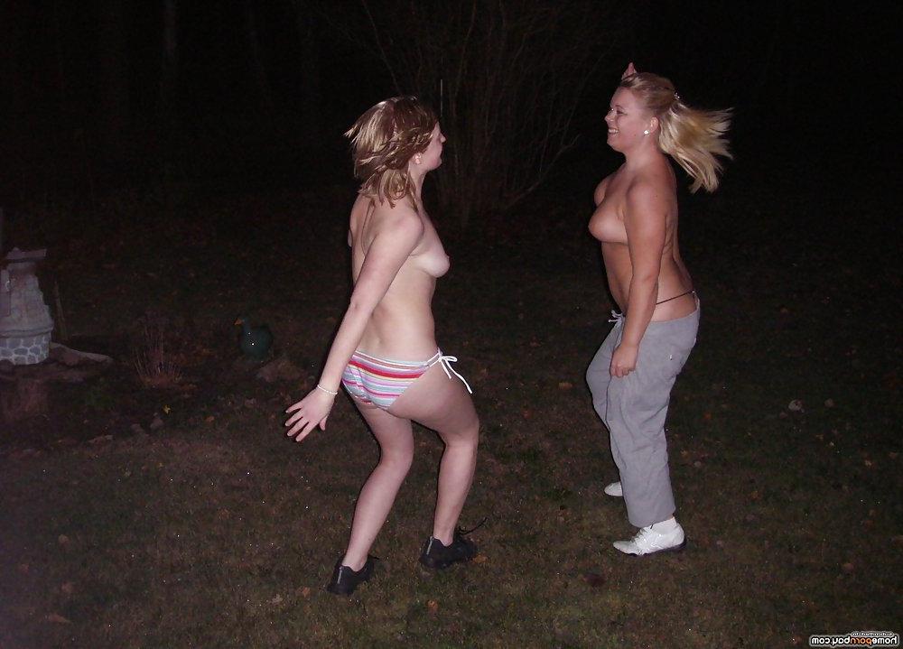 25P Amateur blondes posing nude on cam