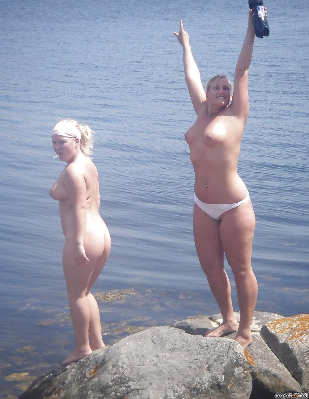 25P Amateur blondes posing nude on cam