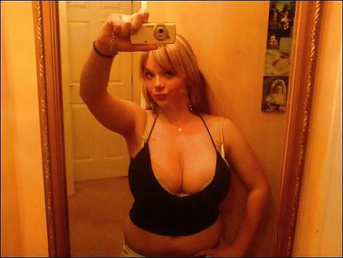 25P Big Boobed Amateur Cleavage 04
