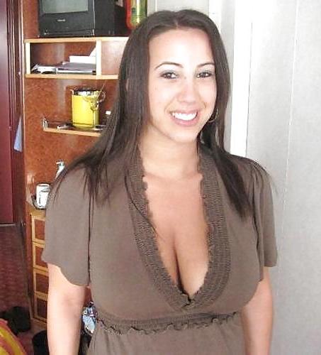 25P Big Boobed Amateur Cleavage 04