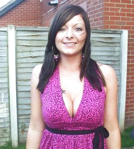 25P Big Boobed Amateur Cleavage 04
