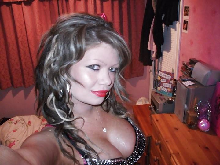 25P Big Boobed Amateur Cleavage 04