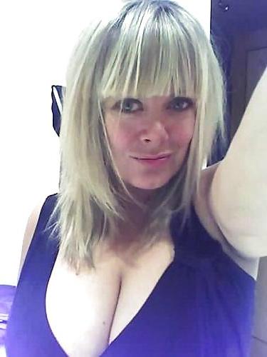 25P Big Boobed Amateur Cleavage 04