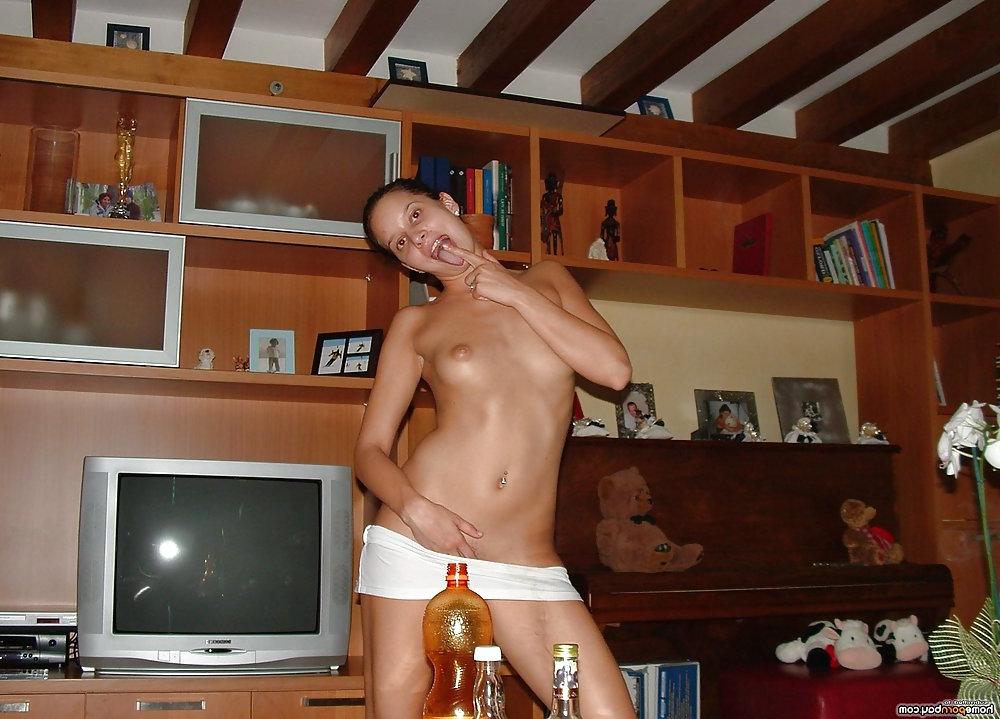 25P Russian amateur wife posing naked at home
