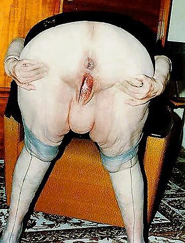 25P Granny Loves Anal