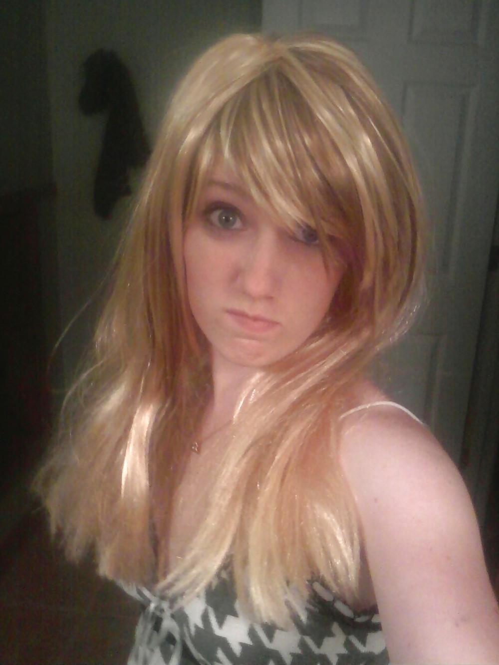 25P Amateur Teen Blonde SelfShot