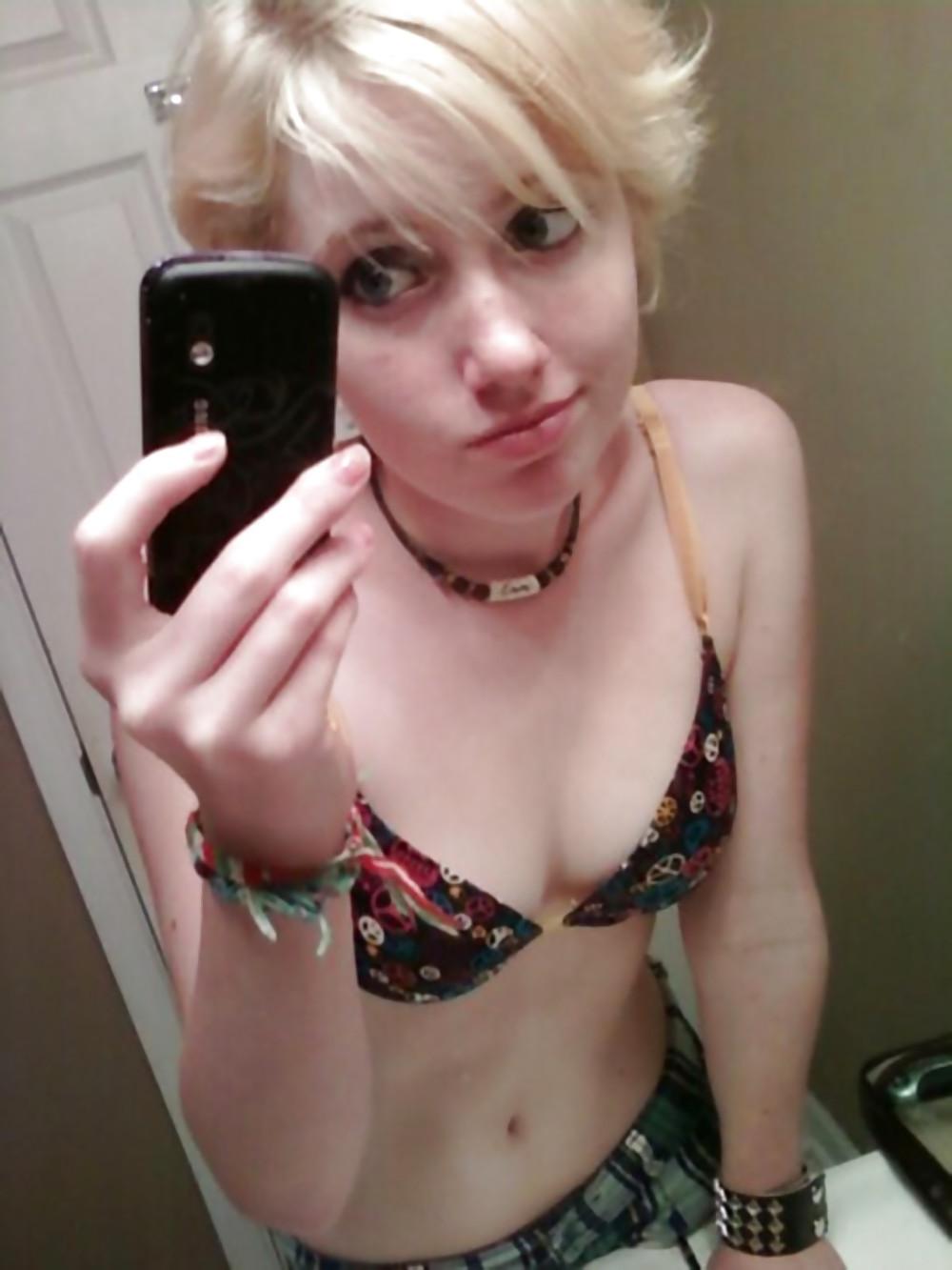 25P Amateur Teen Blonde SelfShot