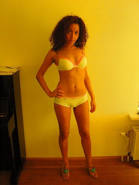 25P Amateur Brunette Babe