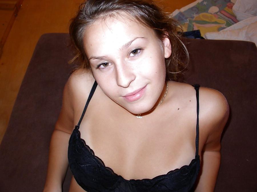 25P Another amateur posing for her boyfriend