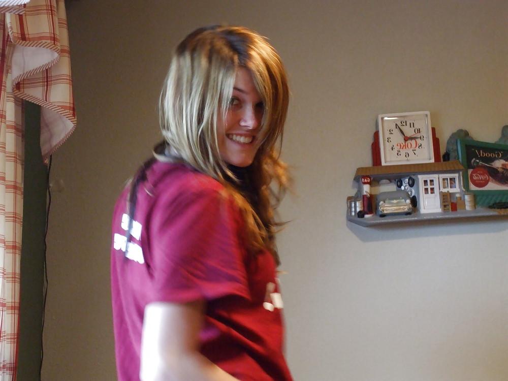 23P Amateur Blonde Teen : Nice Bush