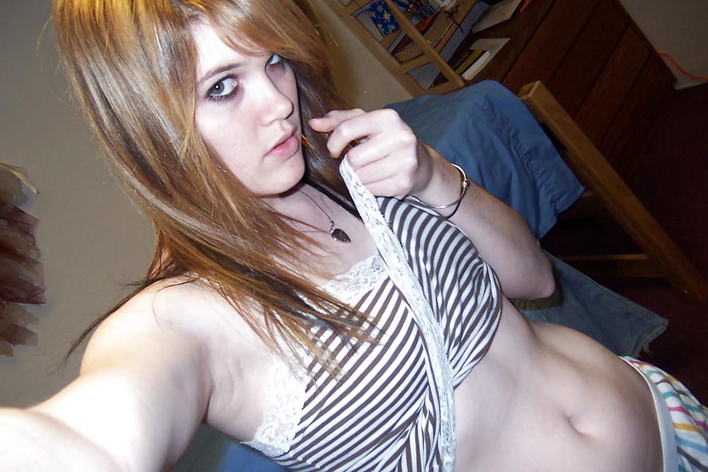 23P Amateur Blonde Teen : Nice Bush