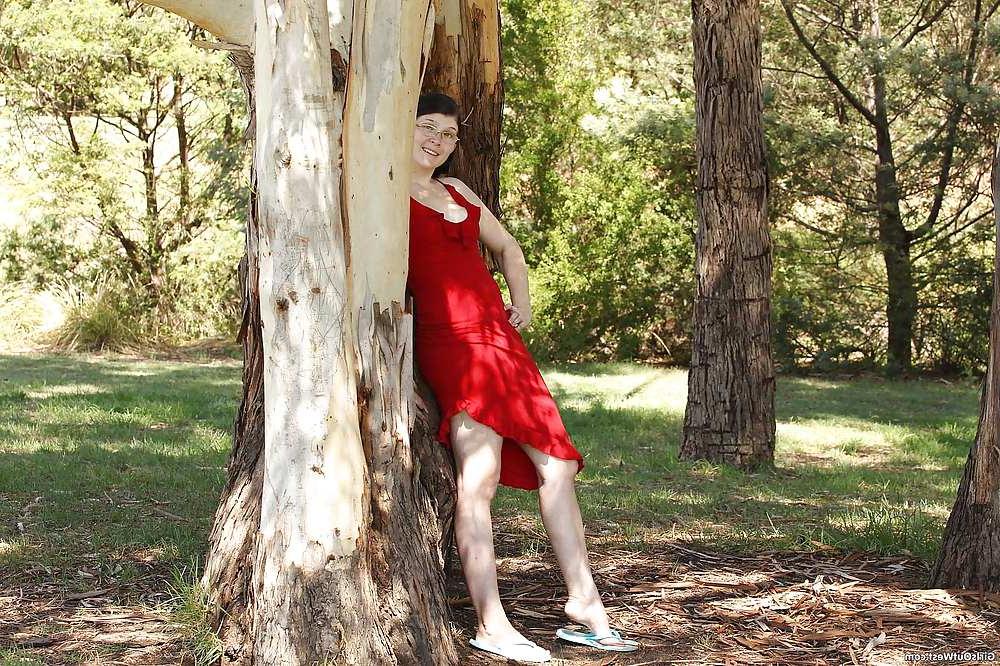 16P Amateur girl spreading her pussy in the park