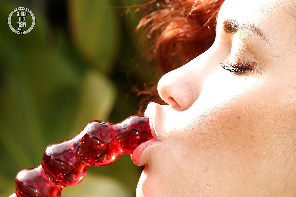 16P An amateur hottie Fifi toys her tight cunt outdoors