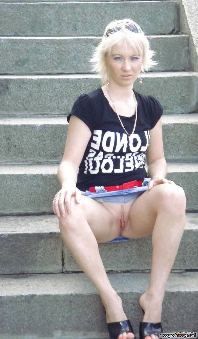 25P Amateur wife posing in latex
