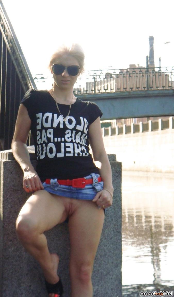 25P Amateur wife posing in latex