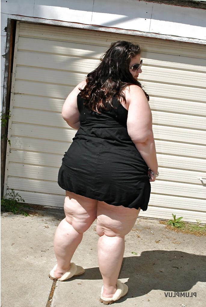 15P HUGE AMATEUR BBW BRUNETTE WITH A FAT ASS AND HUGE THIGHS