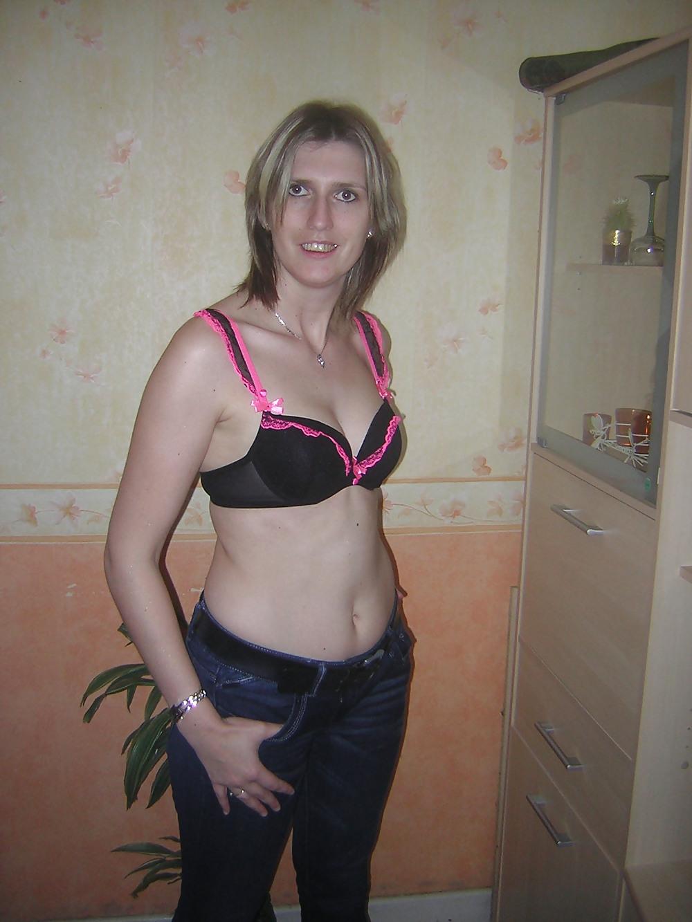 21P French amateur in sexy strip 1