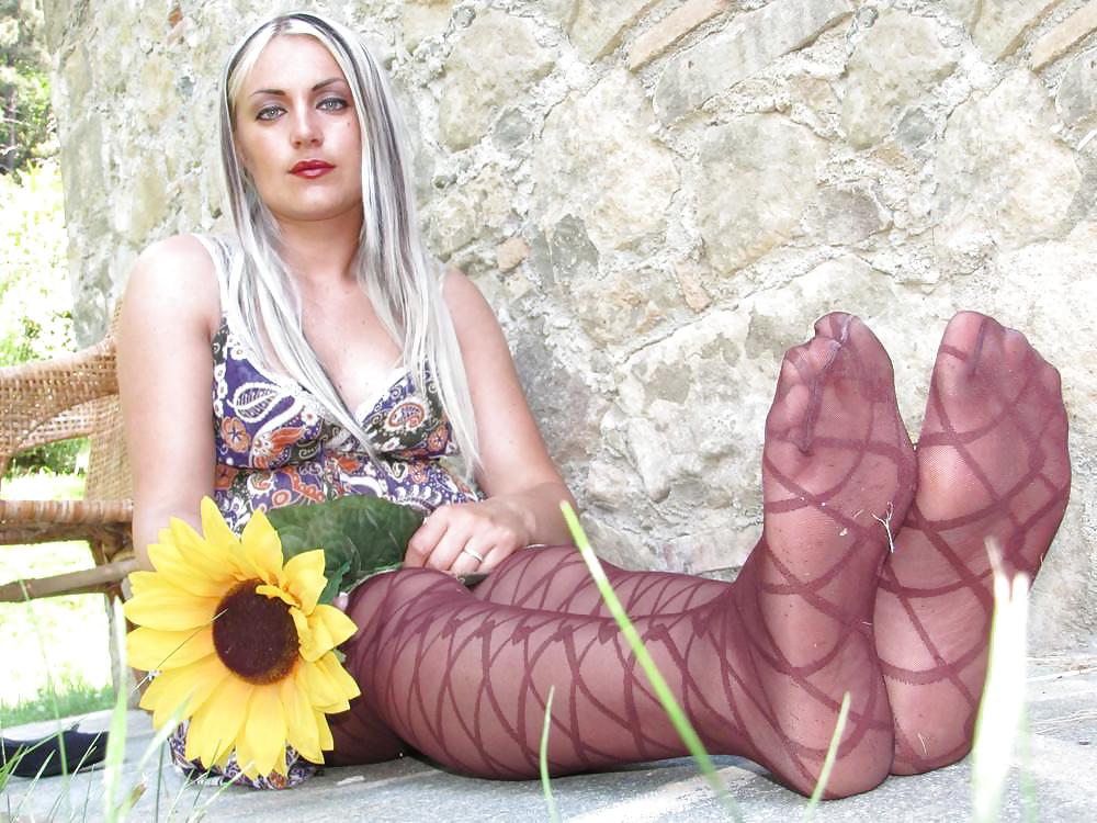 25P Amateur Girls in Nylon Feet Posing 2