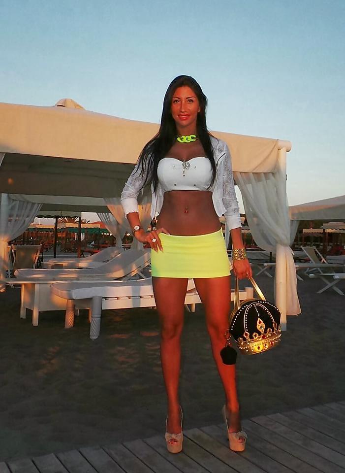 25P Amateur Antonella Legs and high heels 